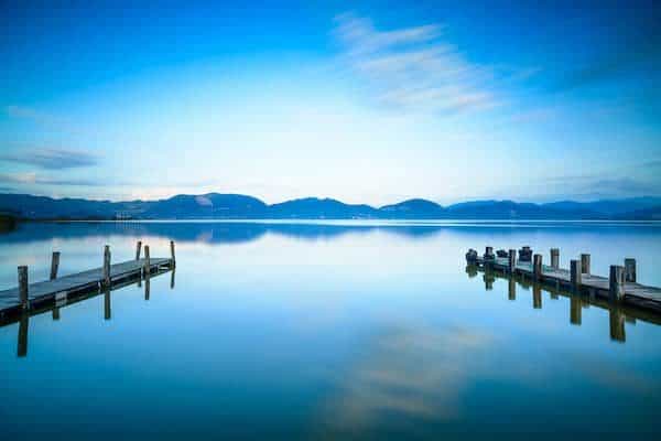 Présentation d'un lac pour montrer le calme intérieur après une thérapie chez hermeveil hypnose Toulon